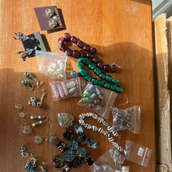 Collection of beads and earrings - Picture 1 of 4